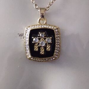 Elegant 1996 Chicago Bulls Championship Gold and Black Pendant Necklace